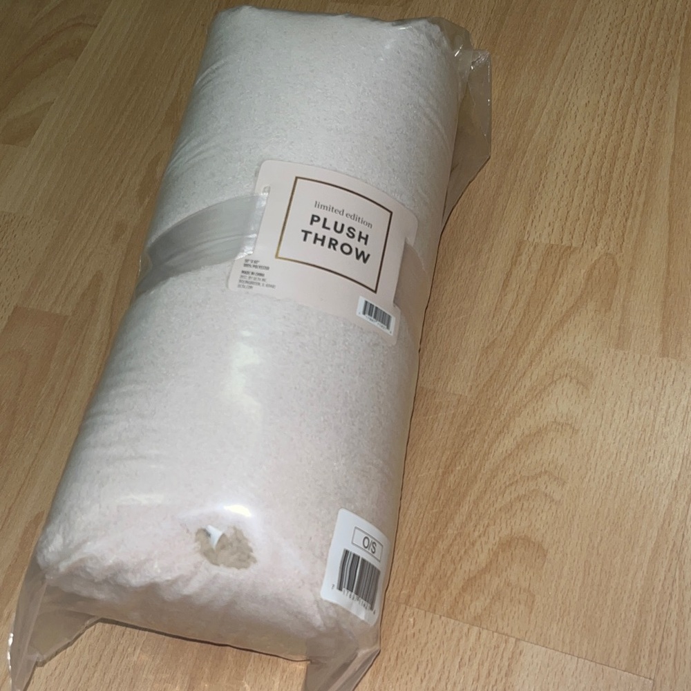 Ulta Beauty Limited Edition Plush Throw Blanket NIP